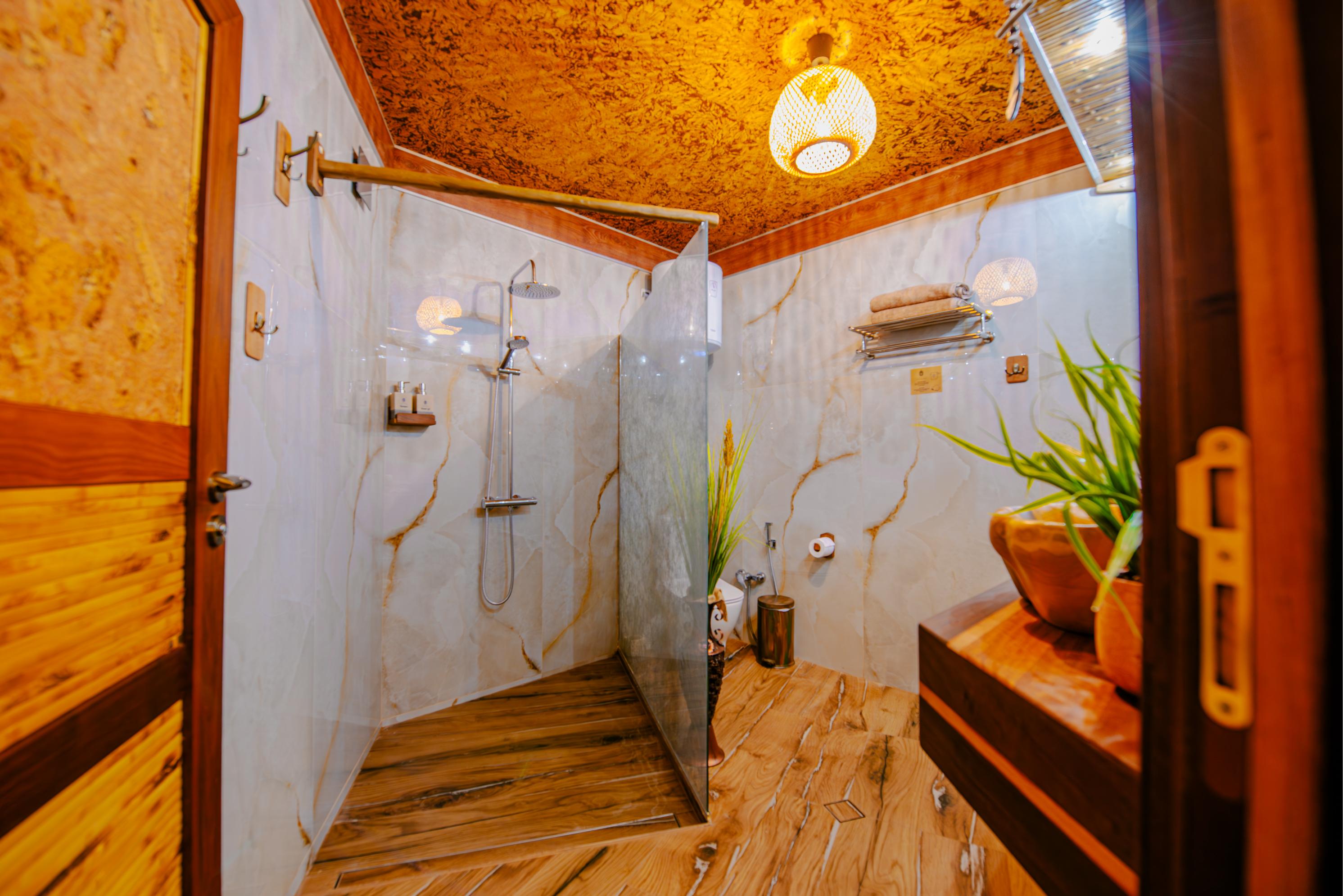 Relax amenities: pool, sauna, massages