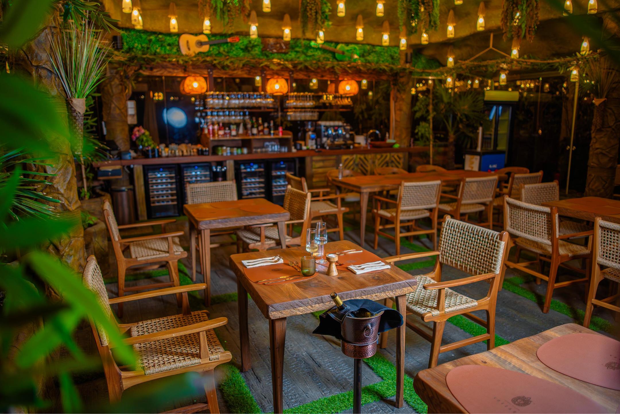 Restaurant & Bar