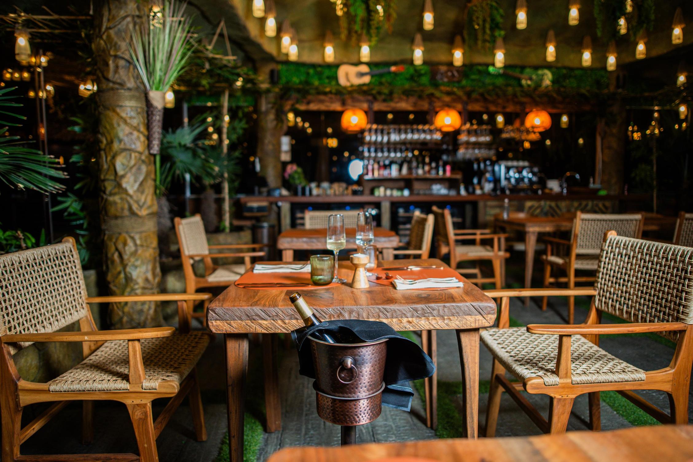 Restaurant & Bar