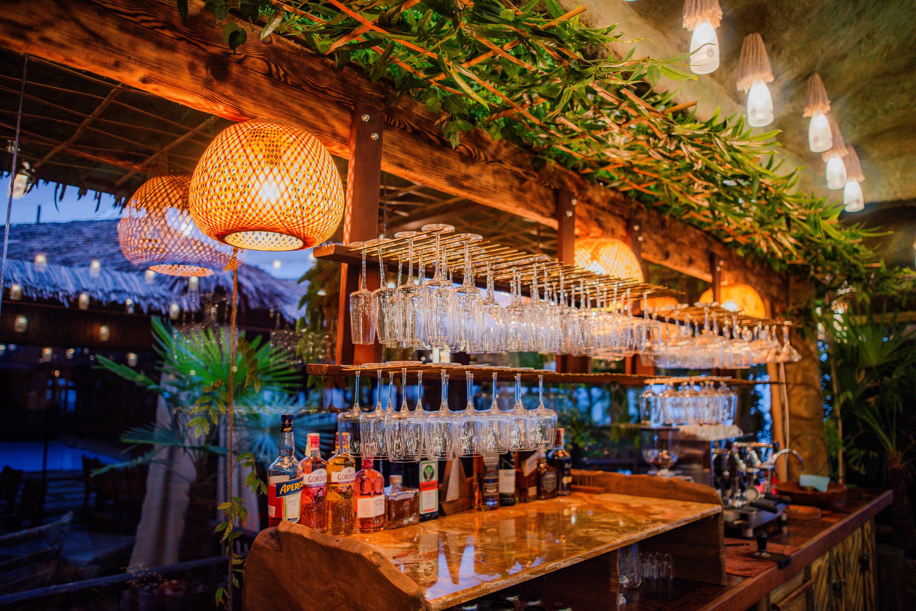 Restaurant & Bar